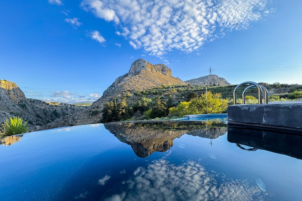 Heated Private Salt Pool, Jacuzzi, Sauna, Cinema gallery image 5