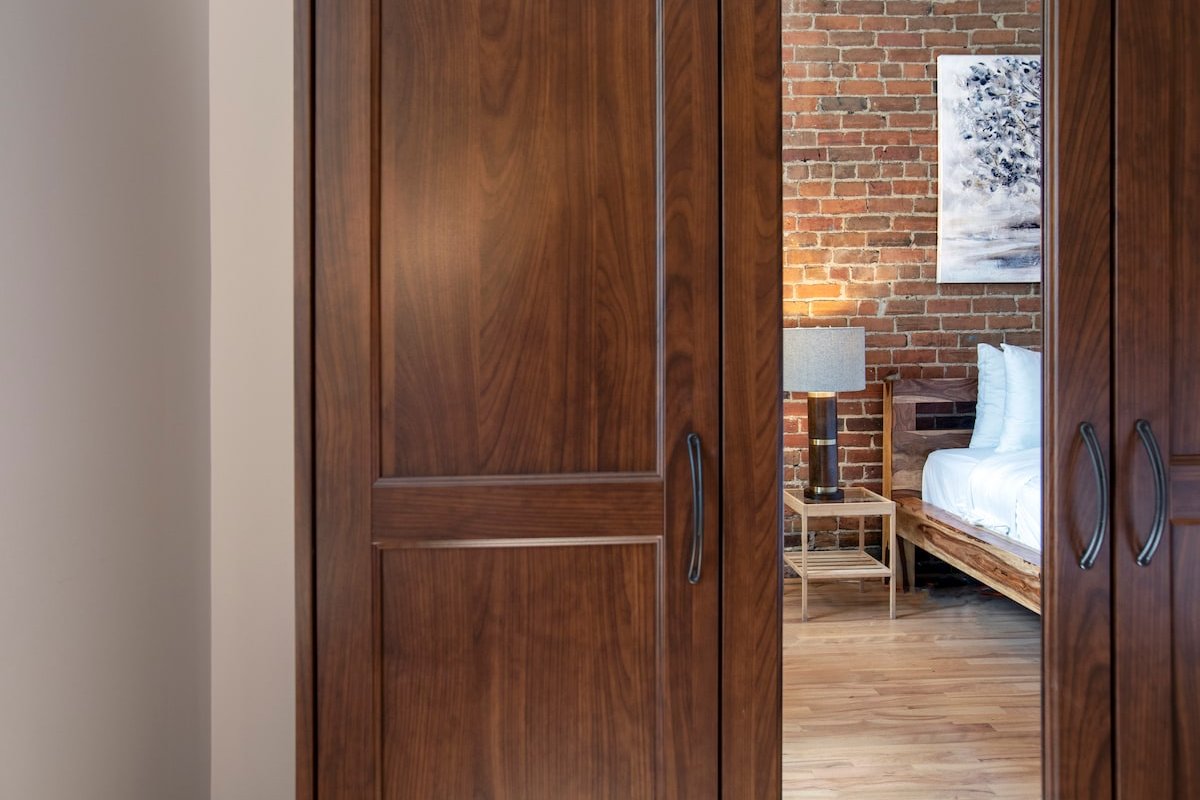 Charming 3BDR Downtown – 2 Levels, 2 Bathrooms gallery image 2