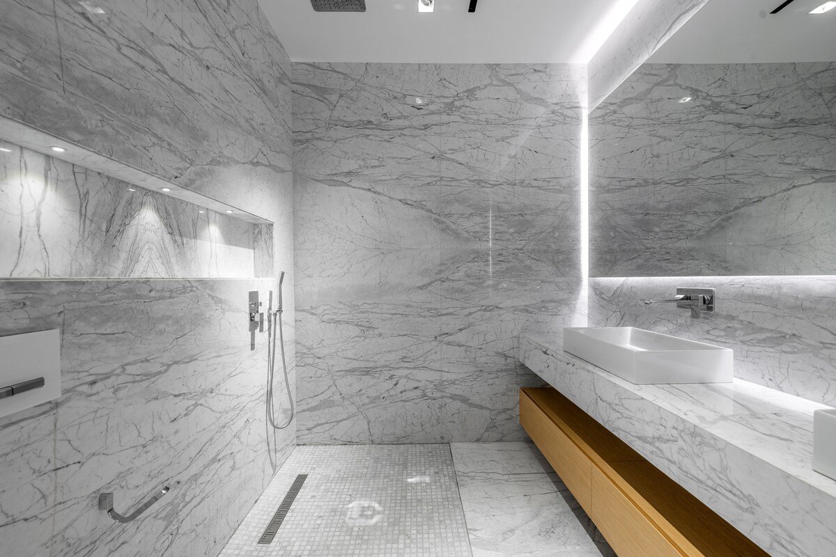 Designer Dubai Marina Getaway: 4BR Villa with Pool gallery image 5