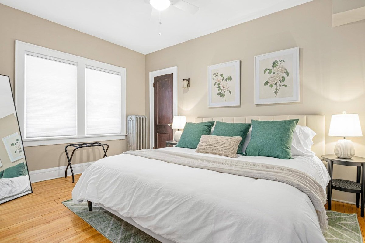 Modern Craftsman | East Harriet | 3 min to Lakes gallery image 5