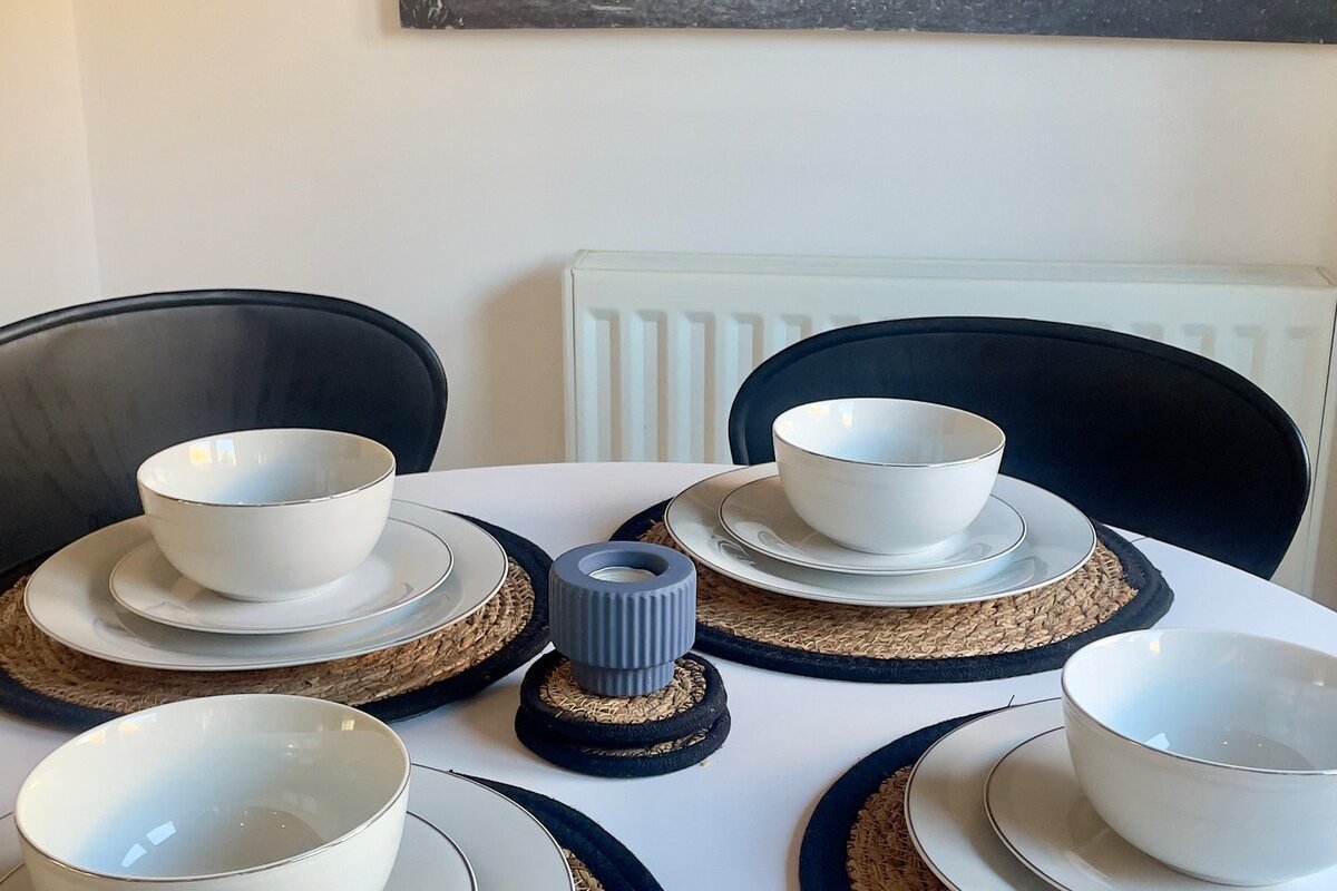 5* | 3 Bed Home | Free Parking | Prime Location gallery image 3