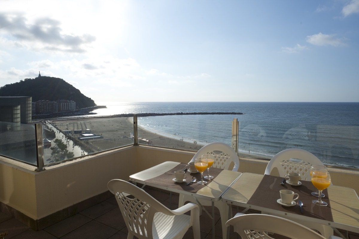 Zurriola Beach Atic gallery image 2