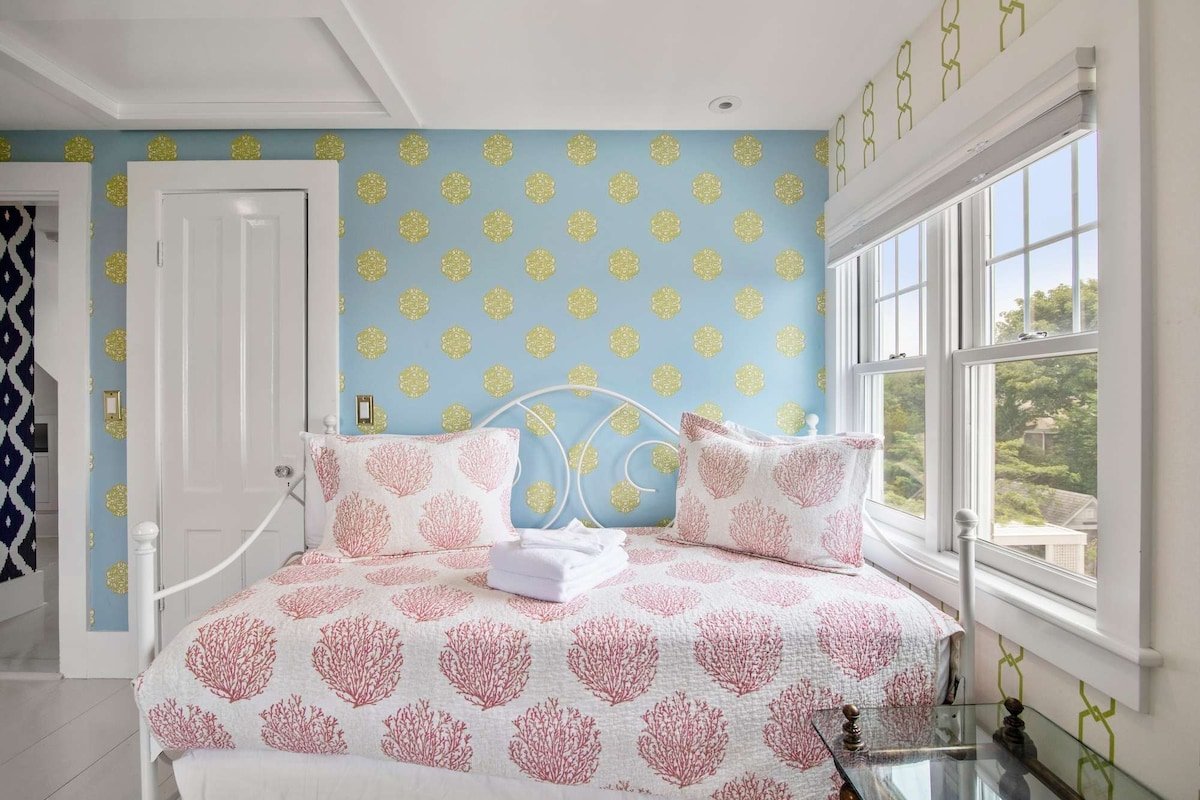 Luxurious Estate, Private Heated pool! gallery image 4