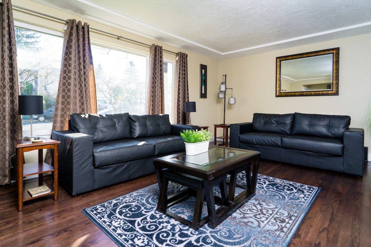 Modern Home – KING BED – 15 Minutes to Everything gallery image 4