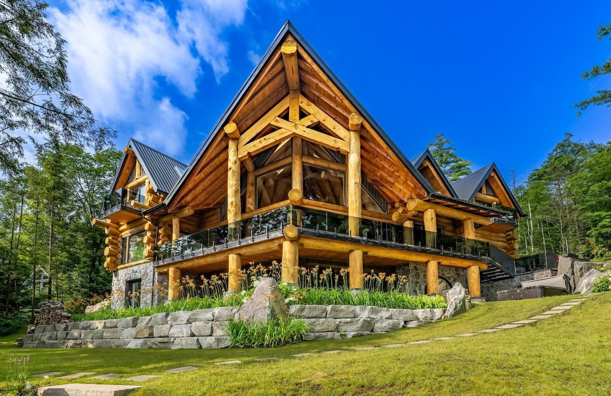 Unforgettable log build on Lake Muskoka – 8 bdrms gallery image 5