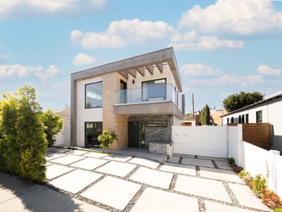 Lux 5BR Retreat: Pool & Firepit + Private Rooftops