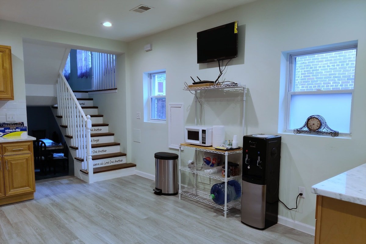 Entire Home in NE DC. 5 BD/3BA gallery image 4