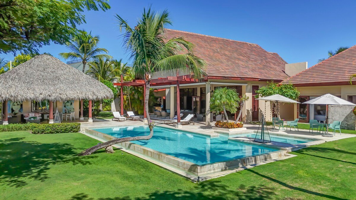 Villa Caballet – Eco-friendly villa w/ golf view