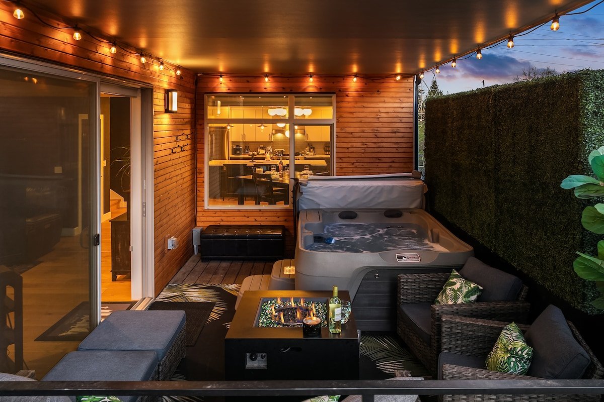 Luxury “Treehouse”! ~ 2 Hot Tubs ~ A/C ~ Game Room gallery image 3