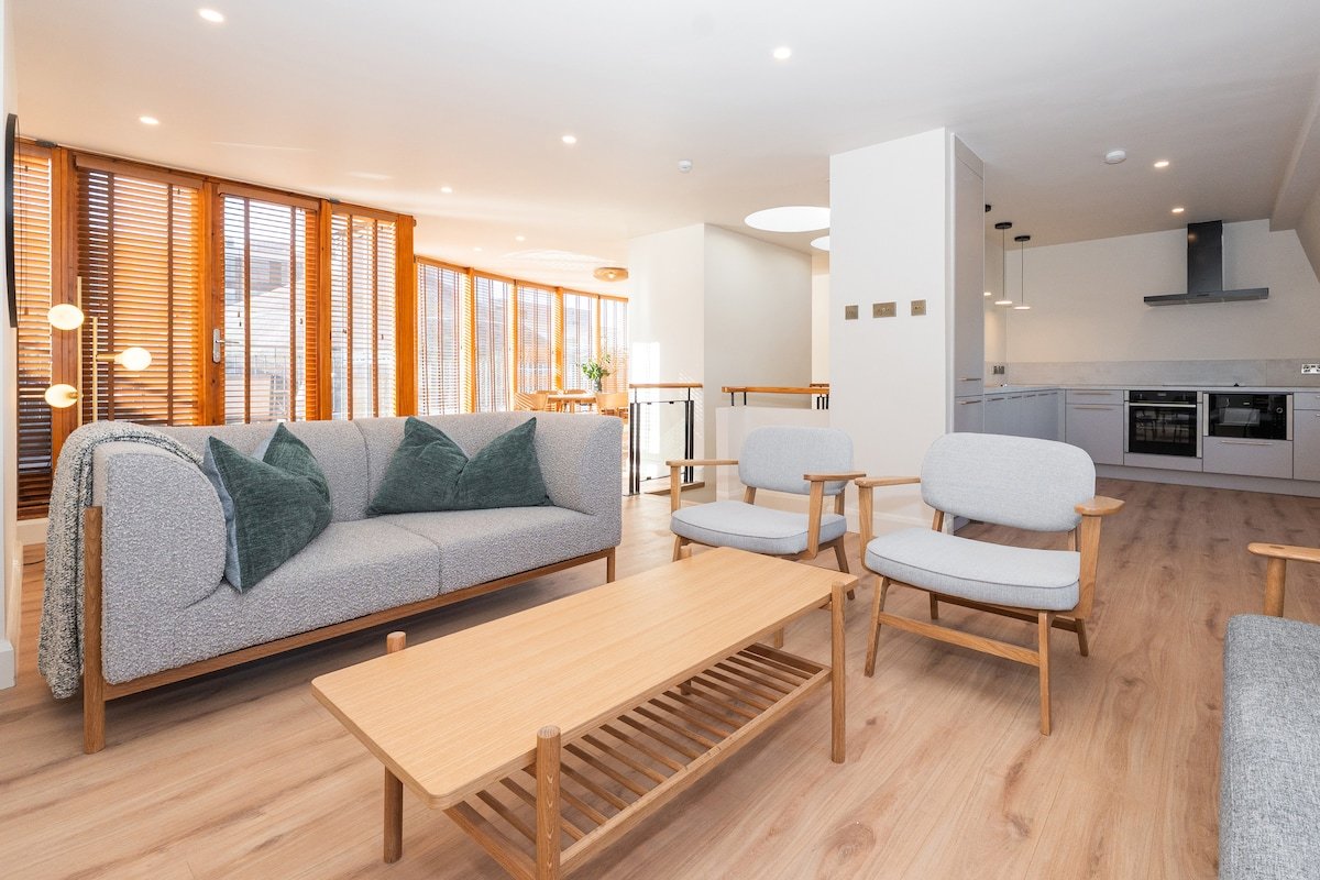 Stunning Large Penthouse in a Perfect Location gallery image 2