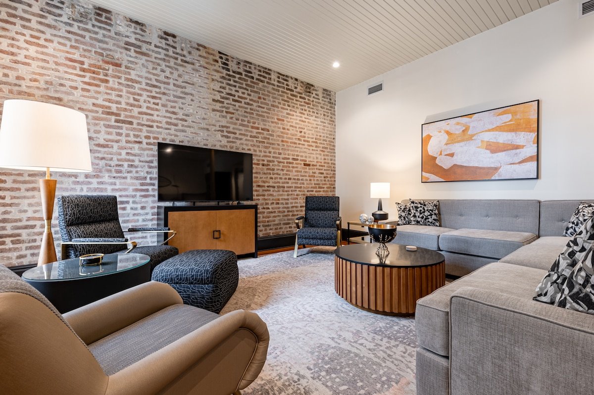 3BR Charming Stay in French Qtr | Mayfair Hotel gallery image 2