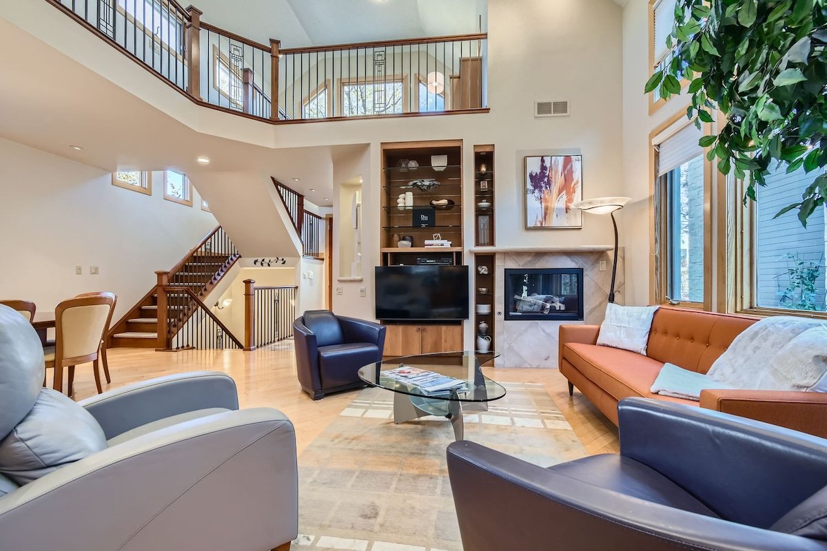 High-End 4BD Executive Retreat in N Cherry Creek gallery image 3