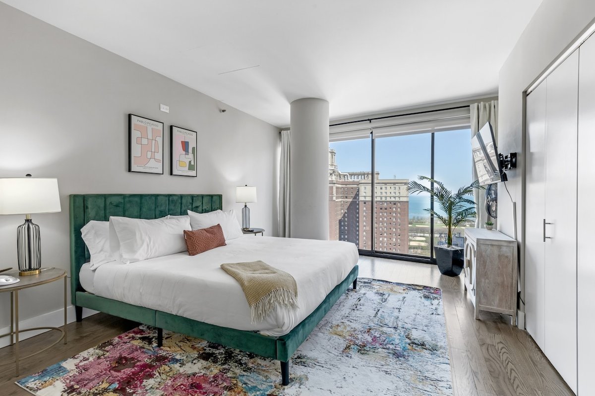 Dtown Penthouse 11+Parking, Gym, Pvt Patio, Pool gallery image 2