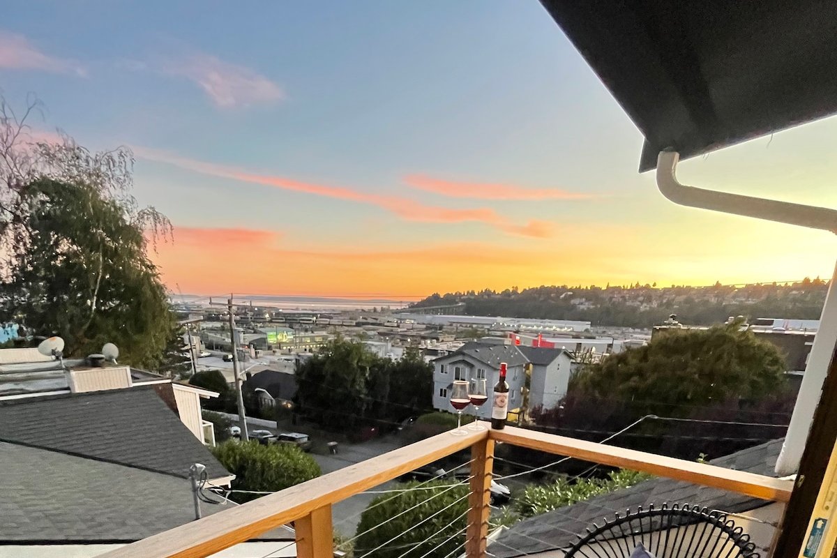 Scenic Elliott Bay/Sunset VIEWS-Queen Anne Retreat gallery image 2