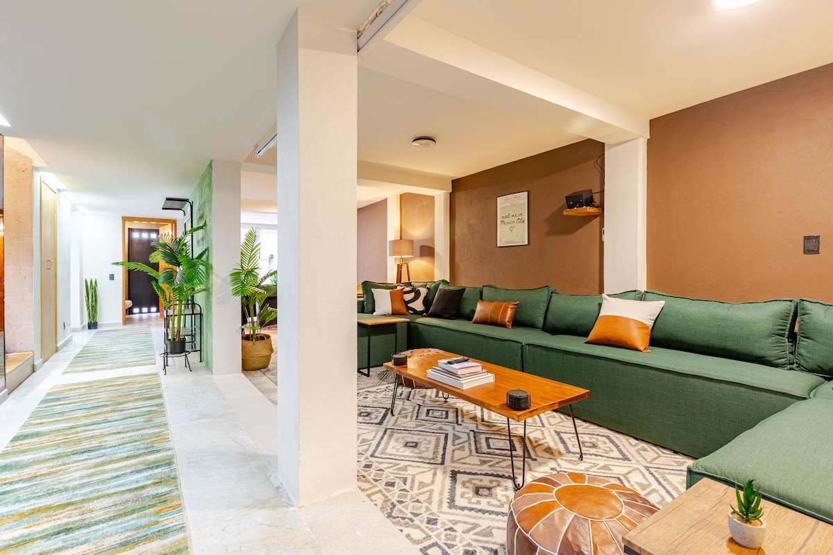 Modern Spacious & Remodeled Home + 2 Patios + AC gallery image 2