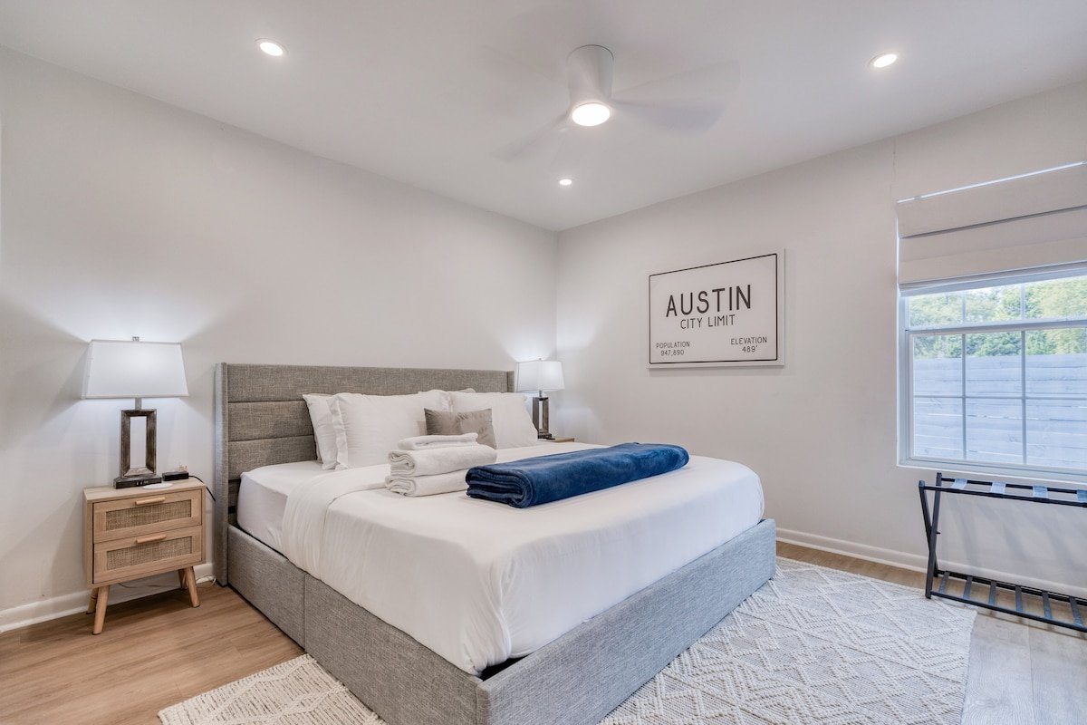 Cozy Oasis | 9 Beds | Fire Pit, Hot Tub, Movie Den gallery image 5