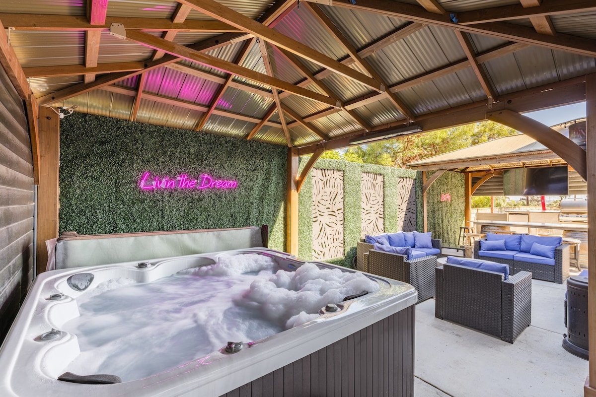 Massive PB Hideaway | Bay Views + Hot Tub gallery image 3