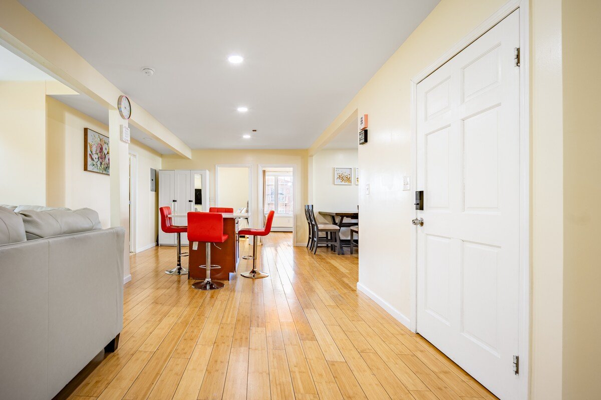 Prime Spot- 15 Mins to JFK/LGA & 5 mins to Subway! gallery image 3