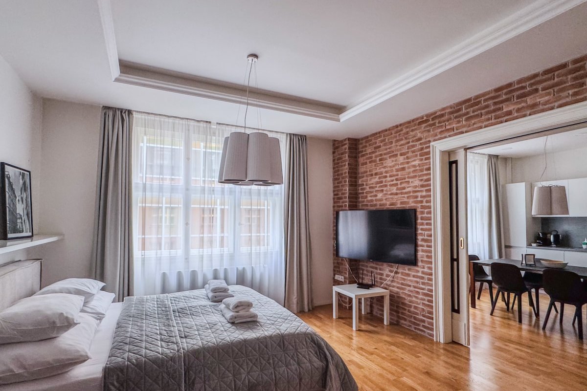 Bright and Modern 3-Bedroom Apartment in Old Town gallery image 5