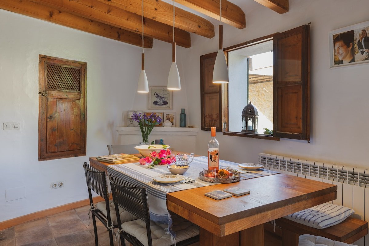 Charming, traditional 4-bedroom finca w/pool & AC gallery image 5