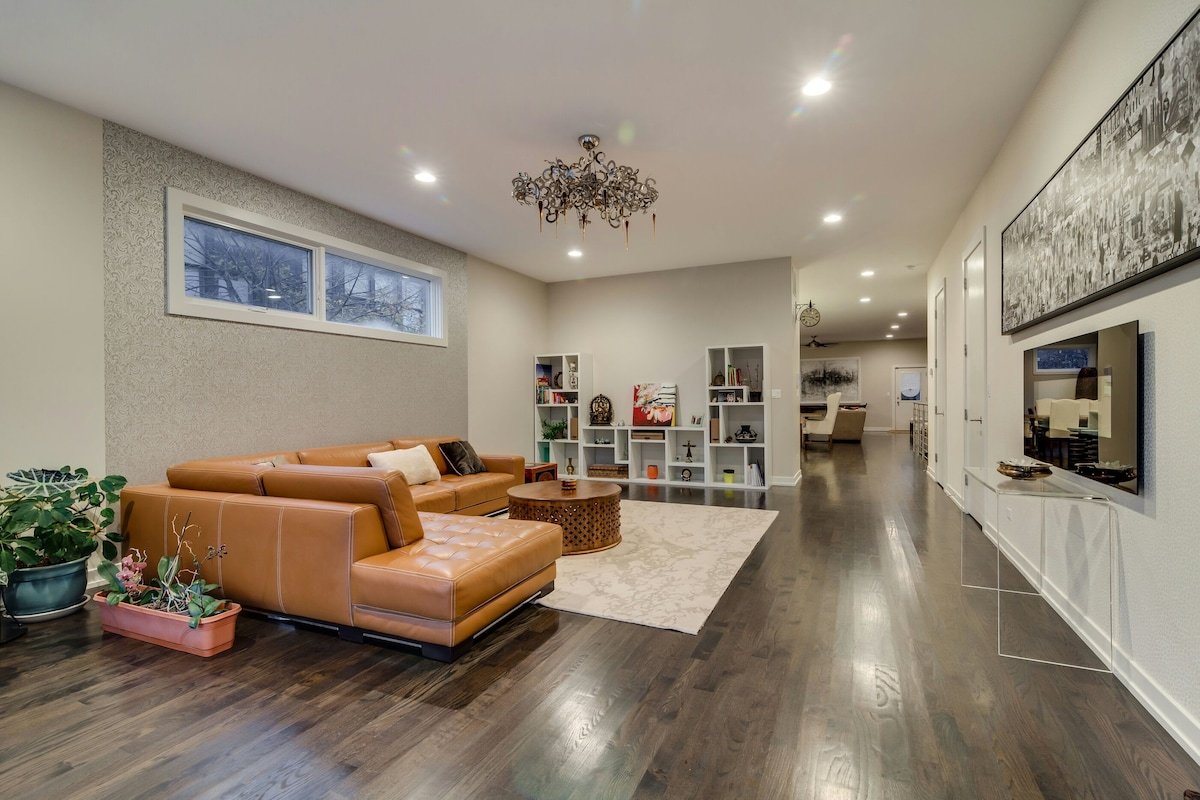 Modern Condo where East meets West! gallery image 2