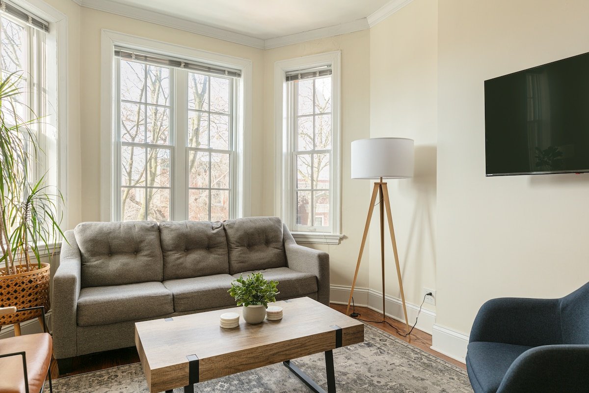 Lincoln Park Charm + On site Parking Included! gallery image 3