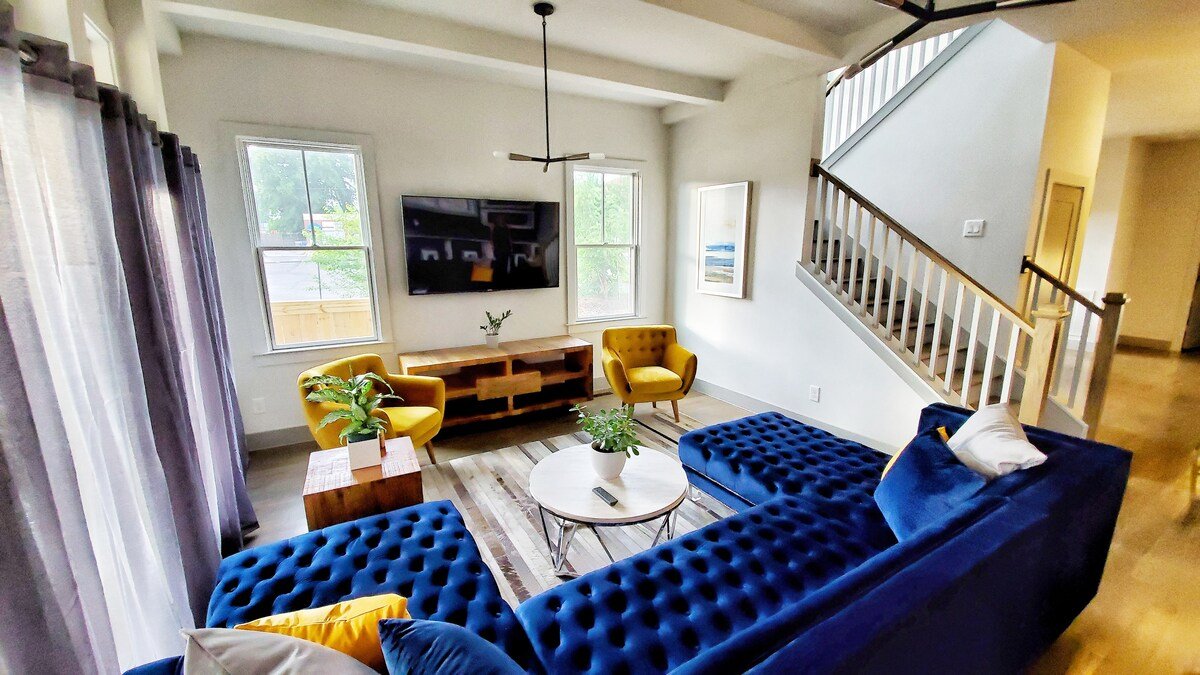 Rooftop Paradise – 1 Mile to Broadway – Sleeps 12 gallery image 3