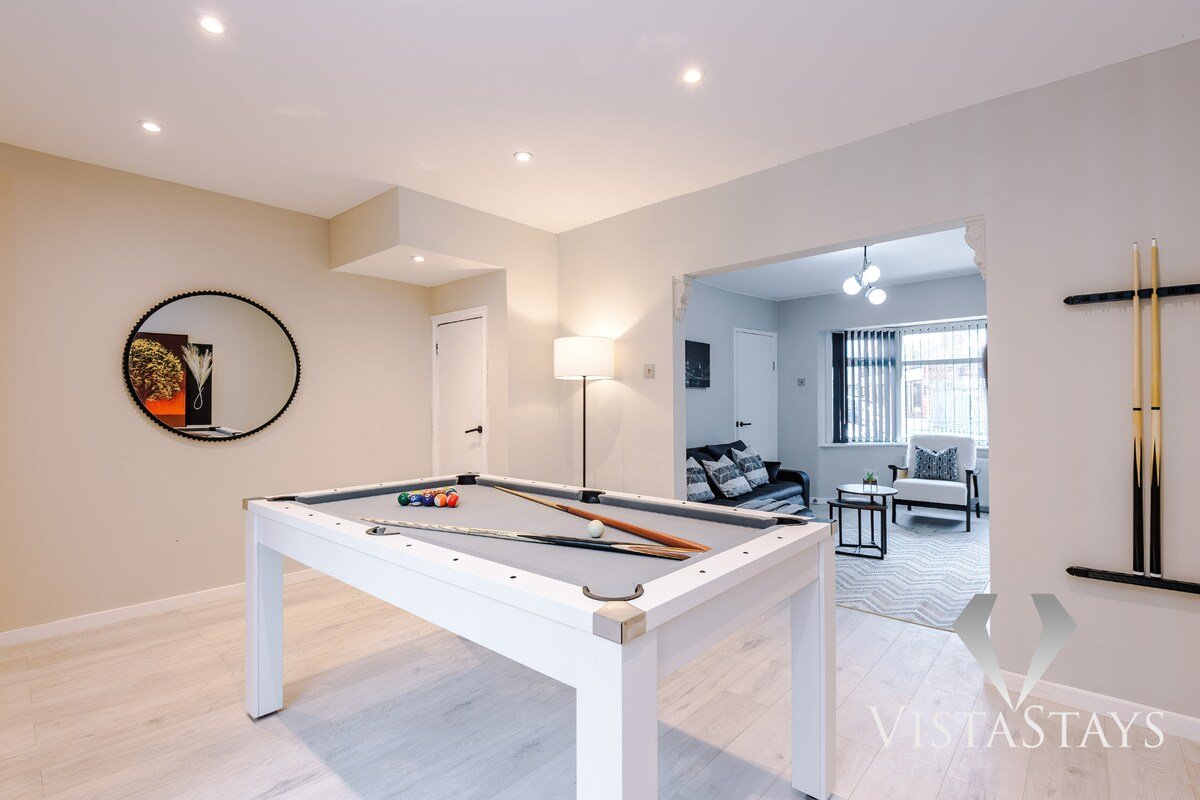 Long Stay | Pool Table • PS4 • Netflix • Parking gallery image 3