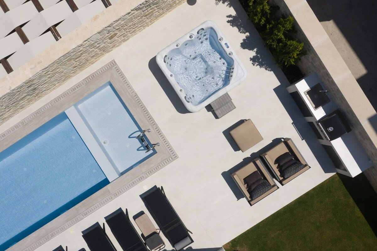 Ivory Villa, Pool, Heated SpaWhirlpool, Sauna &Gym gallery image 4