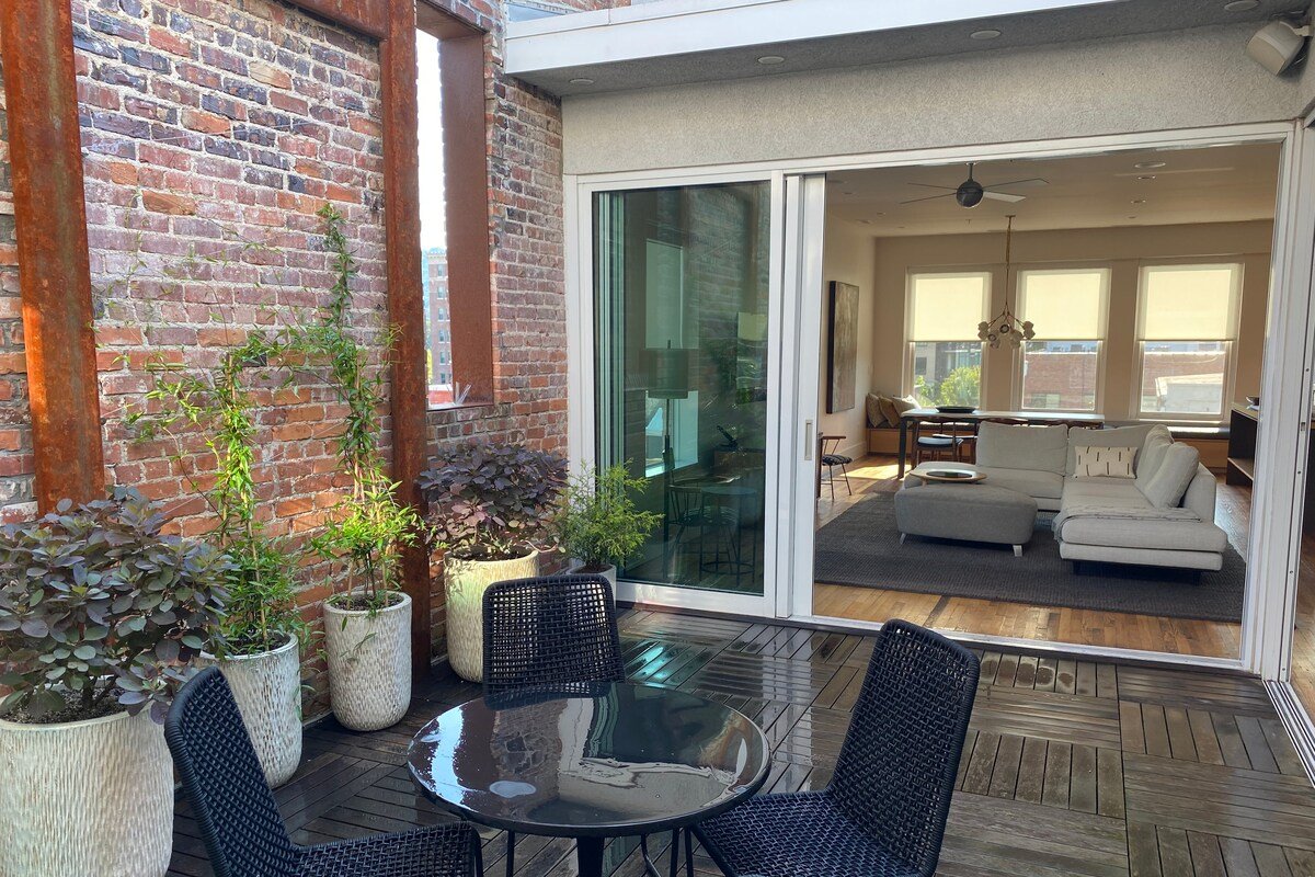 Central Downtown Luxury Contemporary Residence 301 gallery image 4