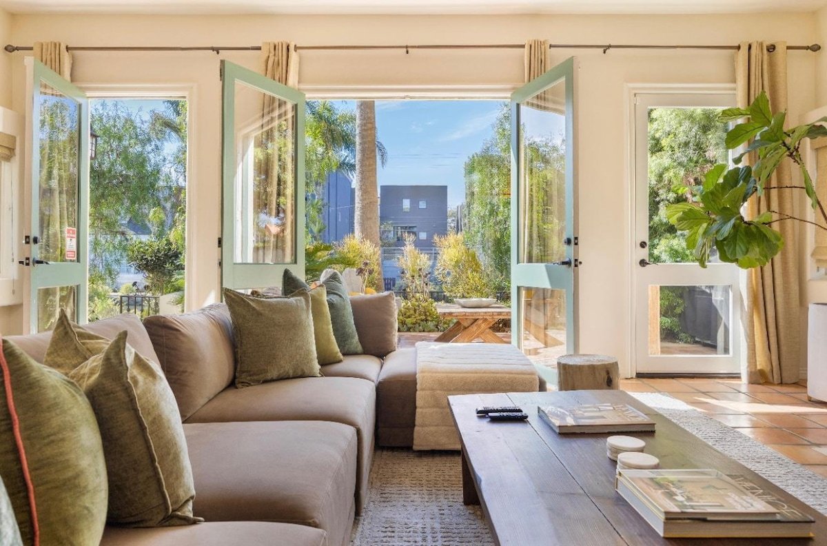 The Canal Escape – canal-front Italian villa gallery image 2