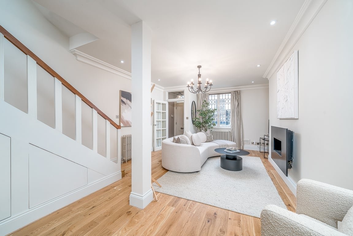 ​Elegant 3-Bed Knightsbridge House with Terrace gallery image 5