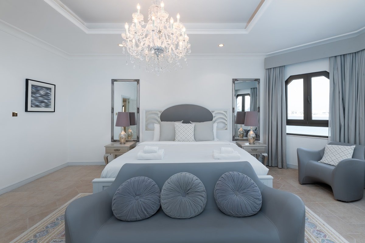 Exclusive 5BR Palm Villa w/ Private Pool and Beach gallery image 2