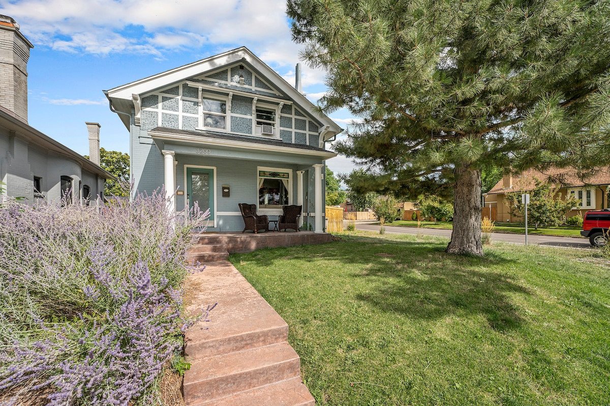 5-Bedroom Victorian Home| Private Yard |Sleeps 10 gallery image 3