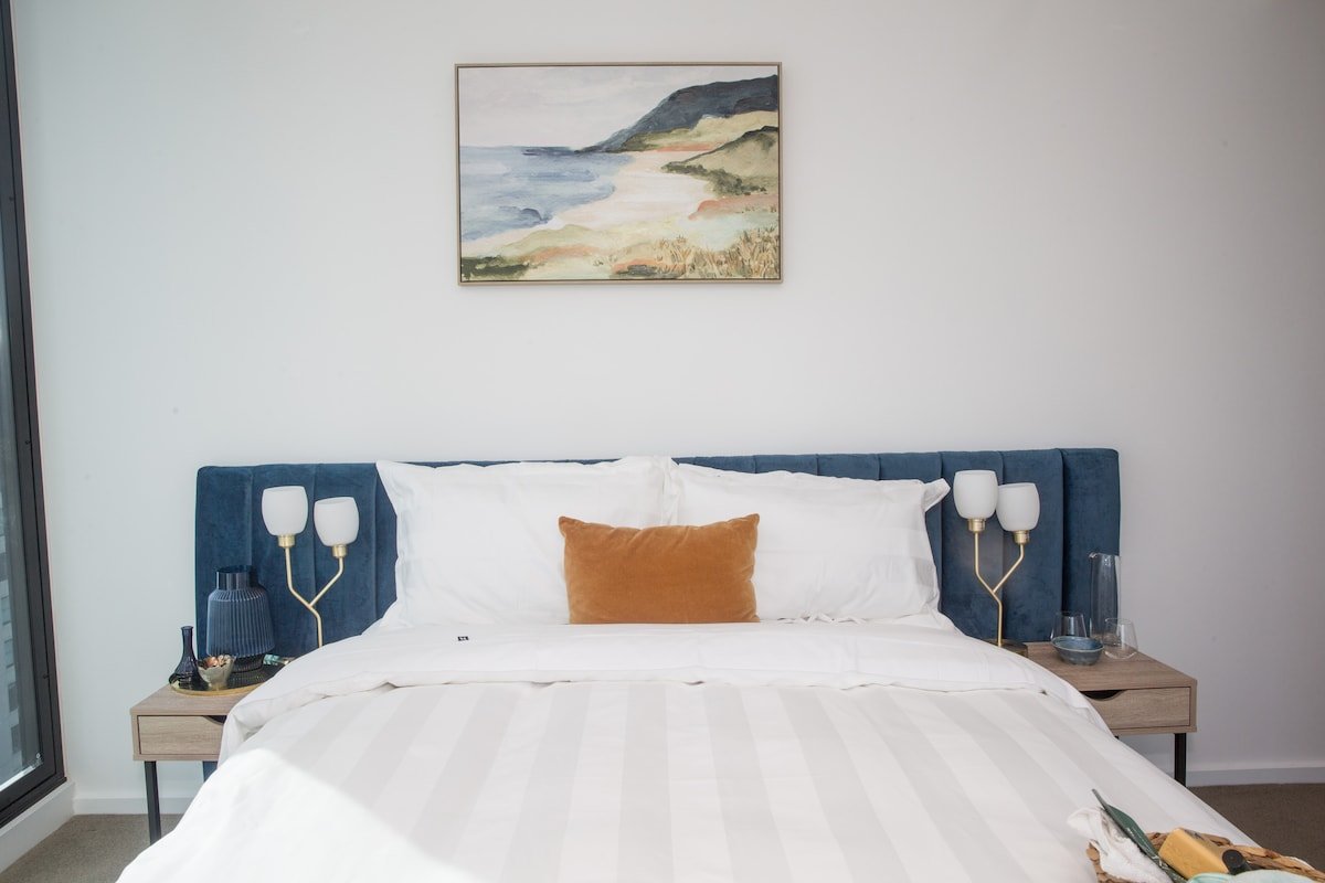 Stunning 3 BR, 2 Bath Apartment, Pool, C/Pk, Views gallery image 3