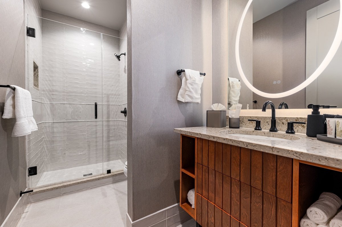 2BR Rare! Rooftop w/ Skyline Views | Mayfair Hotel gallery image 4