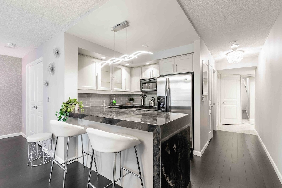 Location & Style 2 BDRM~Gym/Parking/Cable TV gallery image 2