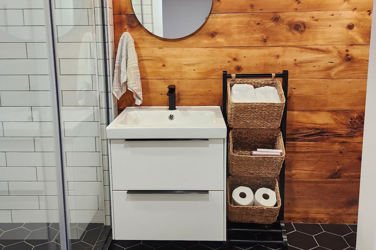 Appartement chaleureux avec foyer intérieur gallery image 5