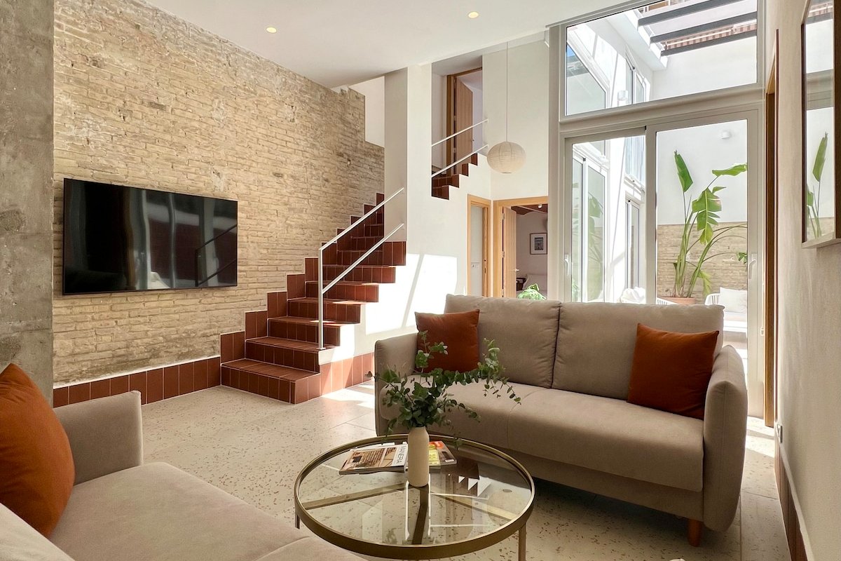 Spectacular space with pool gallery image 4