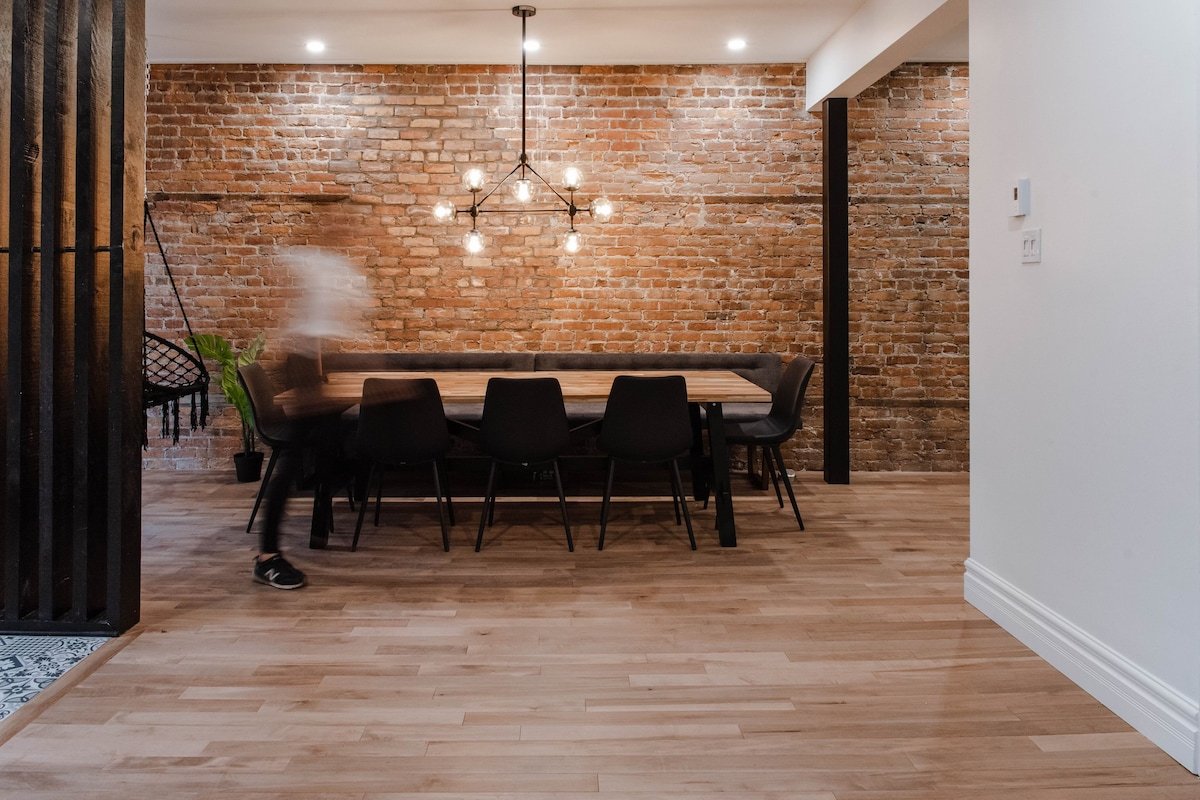 The Old New // Spacious 2000 sqft condo – Downtown gallery image 5