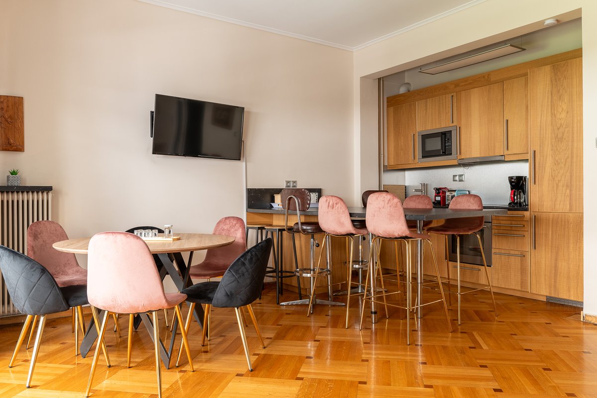 Amazing Huge Bright full 3BDR apt in Acropolis !