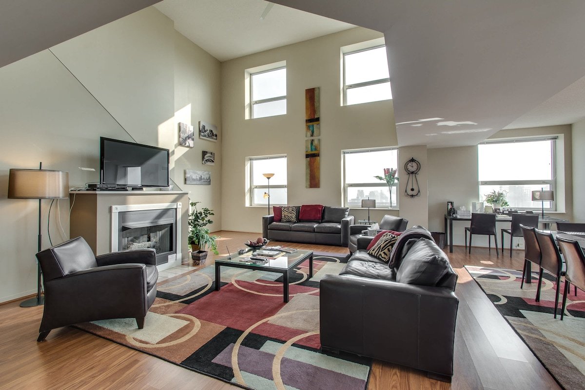 53/54 Mag Mile Penthouse VIEWS, Fireplace, Pool gallery image 3