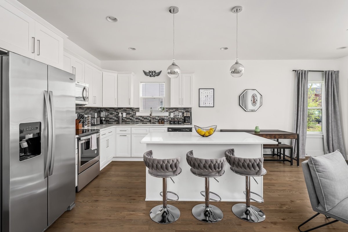 Stylish & Spacious | 8 Q/K Beds | Mins to Broadway gallery image 4