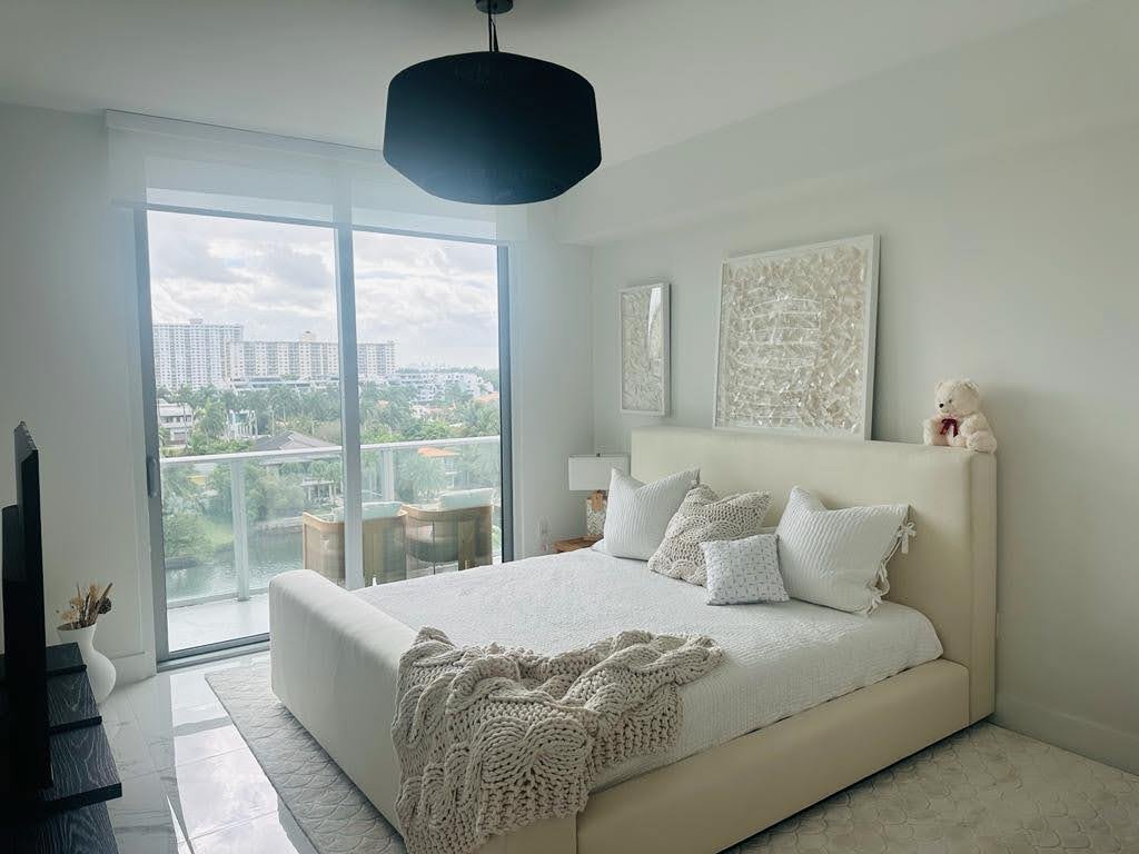 Stunning 2-story waterfront home gallery image 3