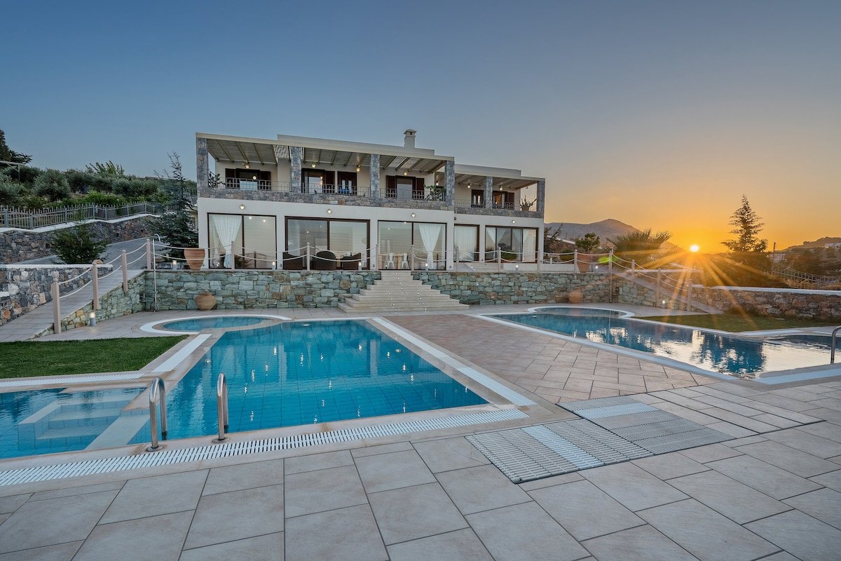 Sea views, Heated Pool, Ping Pong & Tennis, 23 pax gallery image 2