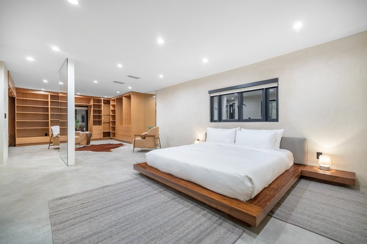 Luxe Woodland Hills Oasis w/ Pool & Scenic Views gallery image 3