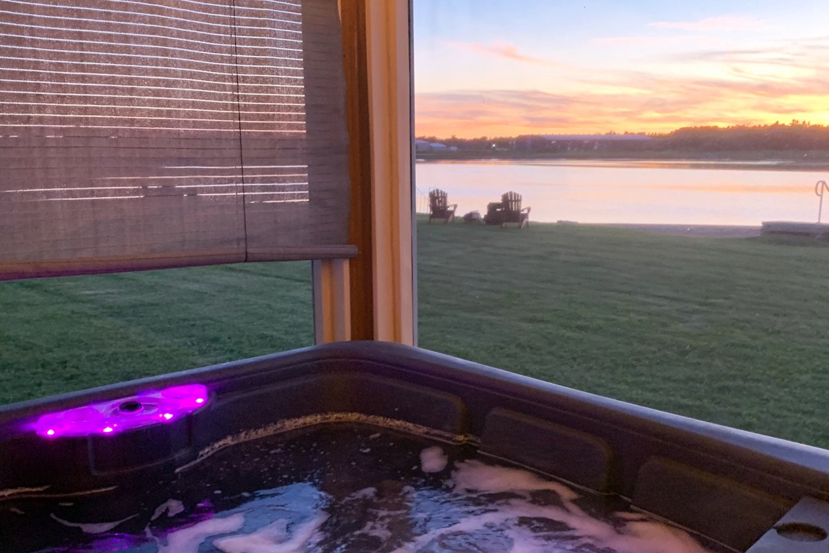 Sunset-Spa Beachfront Retreat! Hot Tub & Natl Park