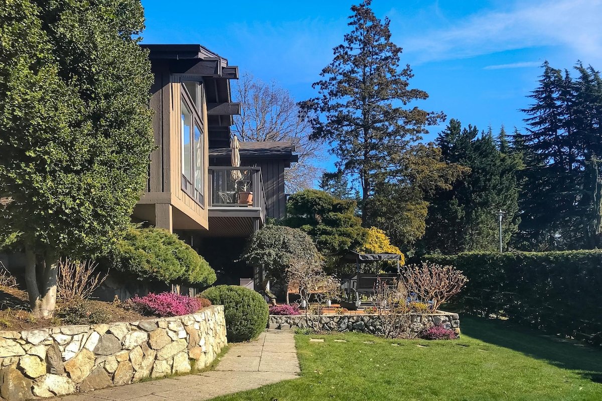 Victoria Vacation Villa w/Pool Hot Tub Oasis gallery image 3