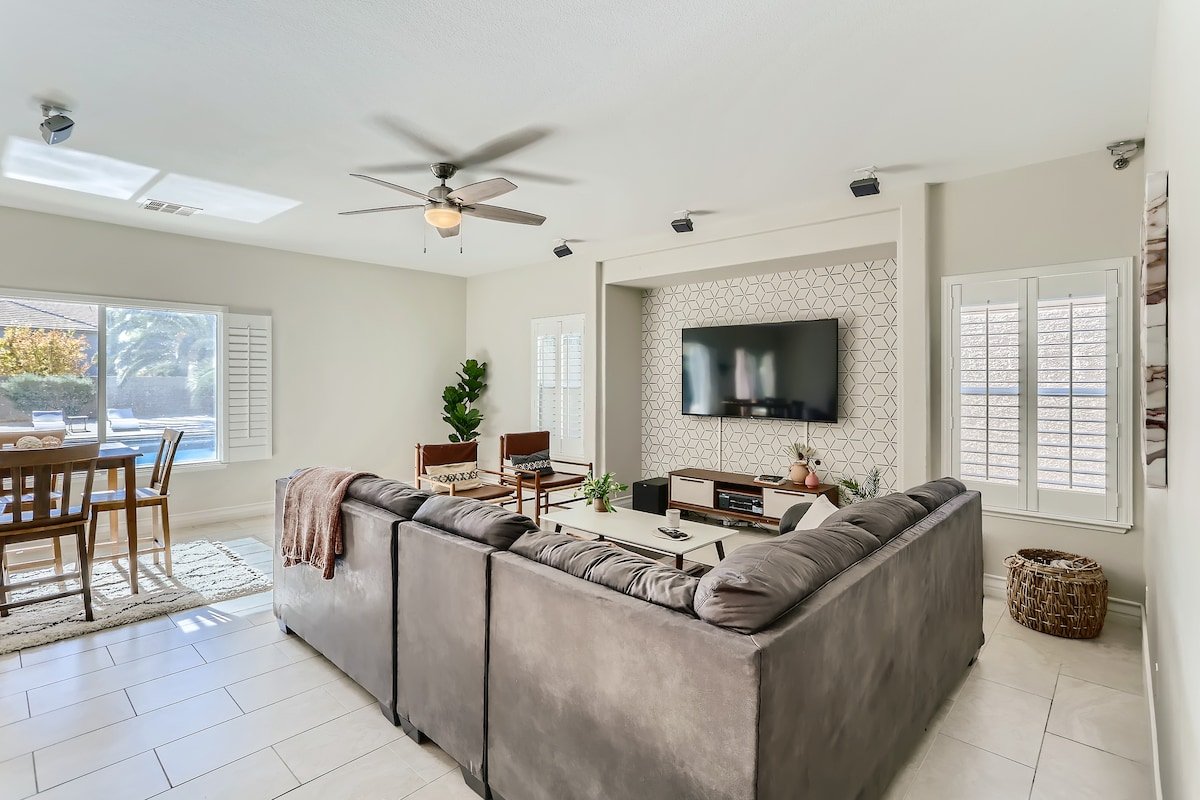 Spacious Luxury Family Retreat with Heated Pool gallery image 4