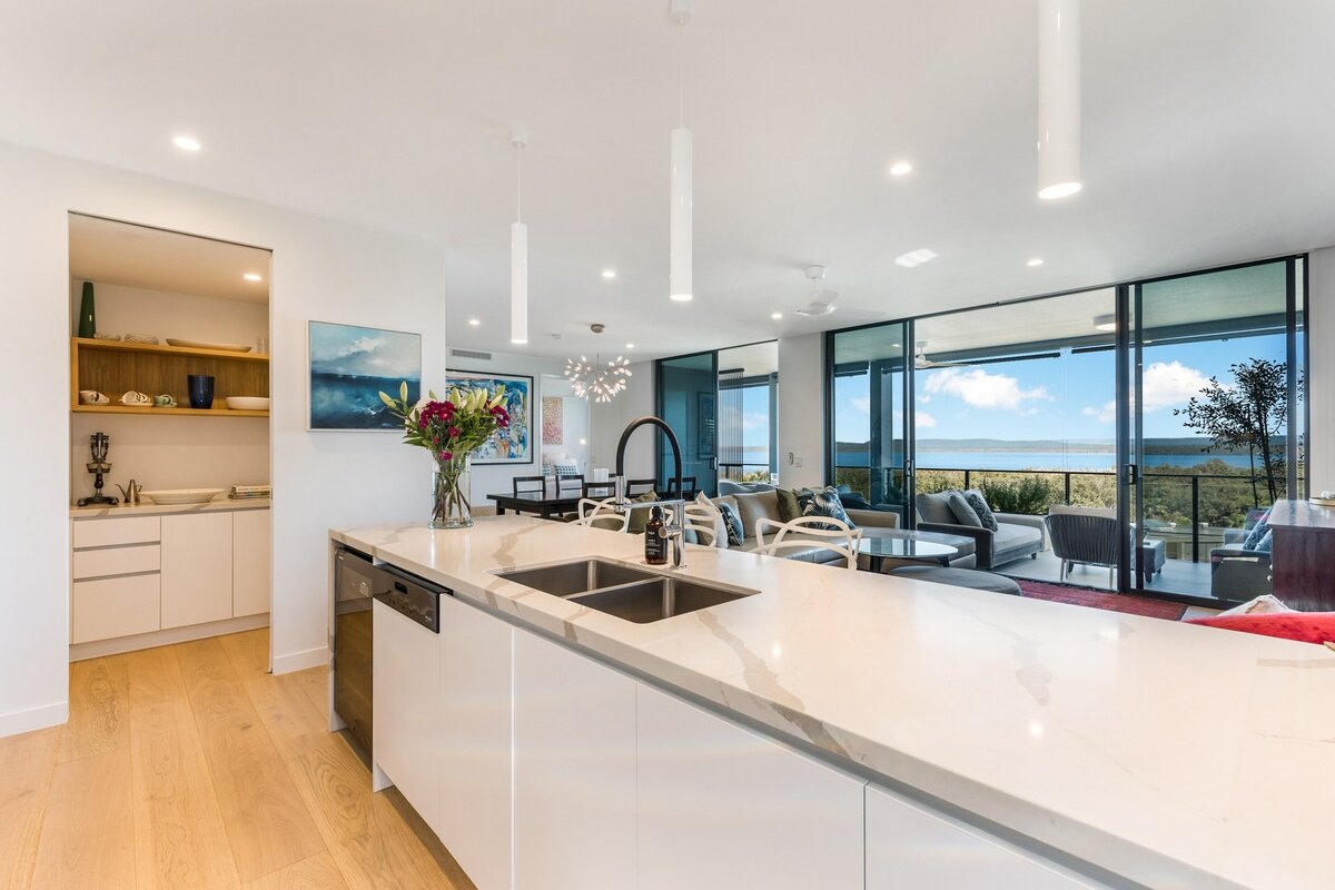 Luxury Living on Lakeview Rise gallery image 3